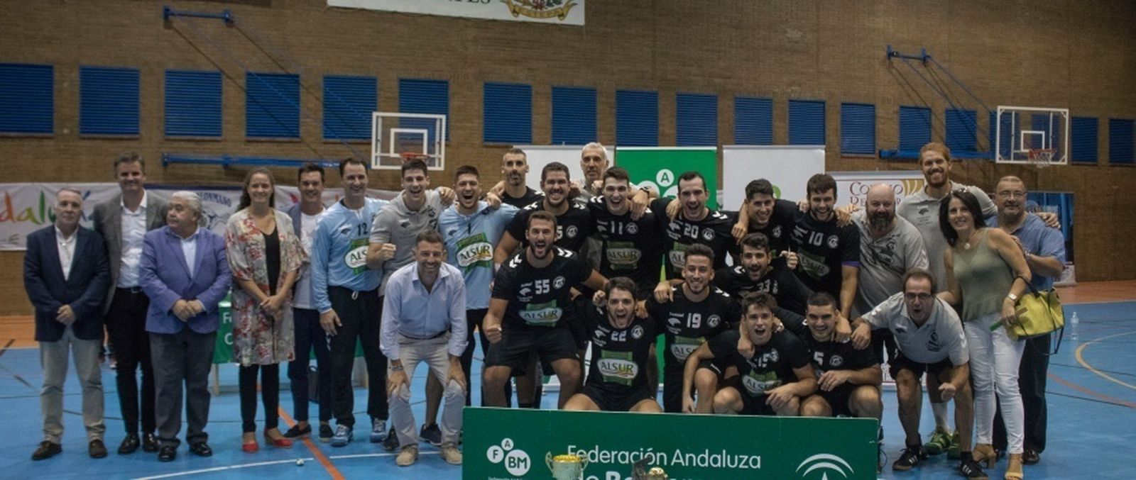 El Conservas Alsur celebra el título.