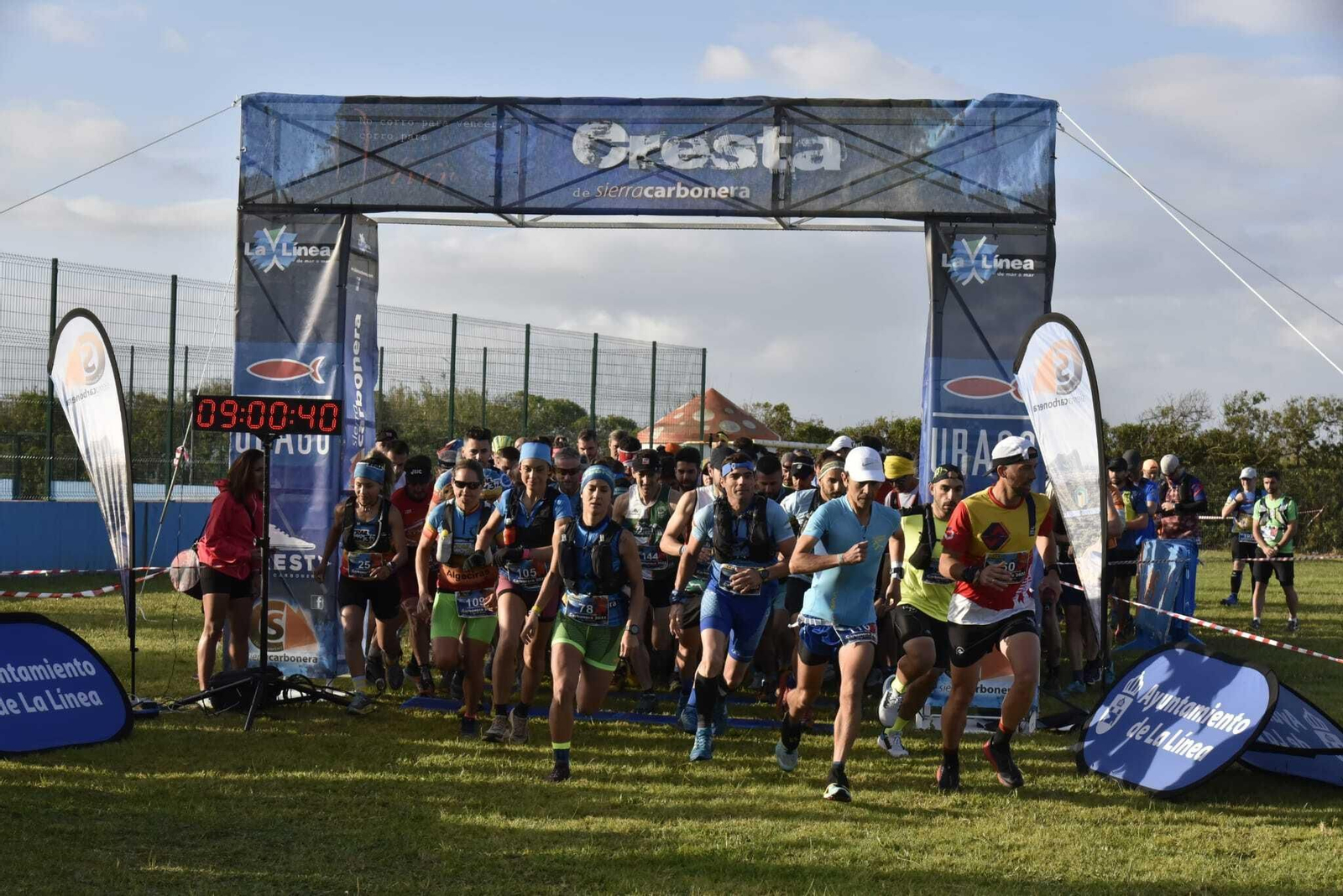 Los participantes en la carrera larga de la 'Sierra Carbonera', en la salida