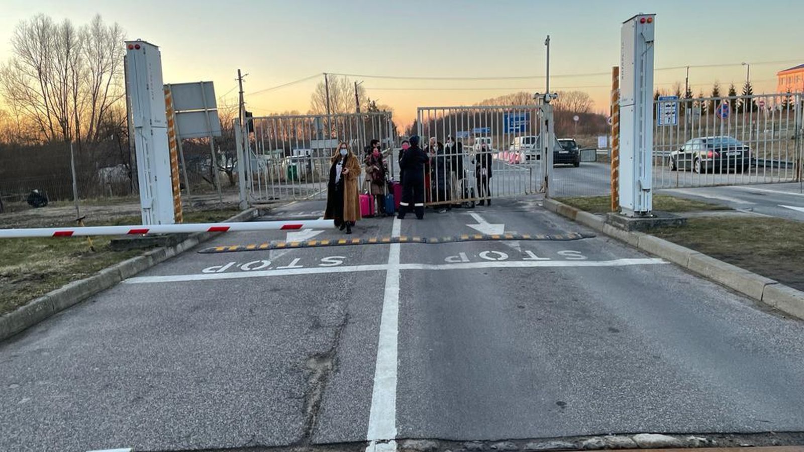 Los turistas sevillanos, antes de atravesar la frontera de Rusia hacia Polonia.