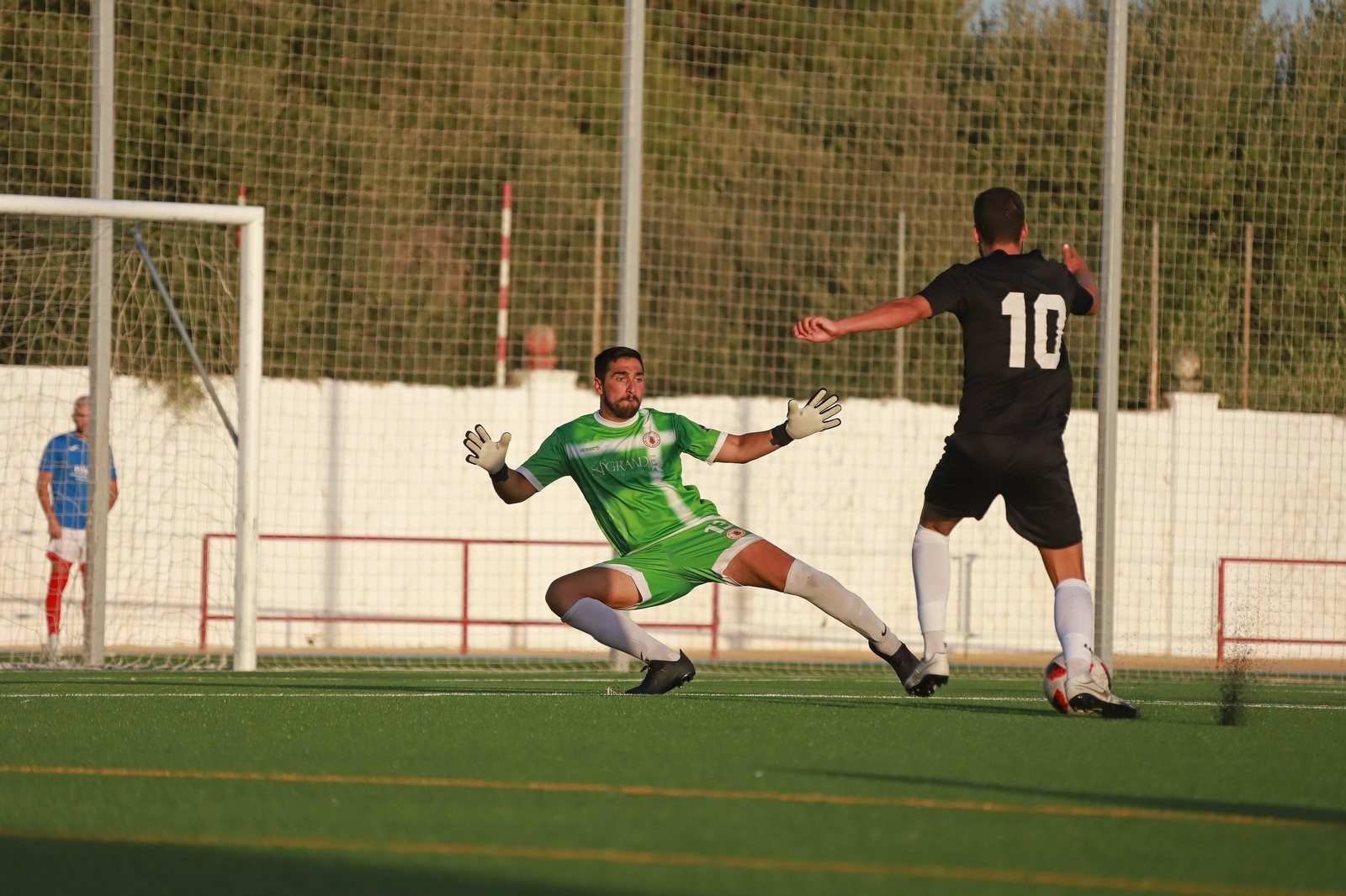 Luis Alcalde se dispone a batir a Borja Valadés en el 0-1.