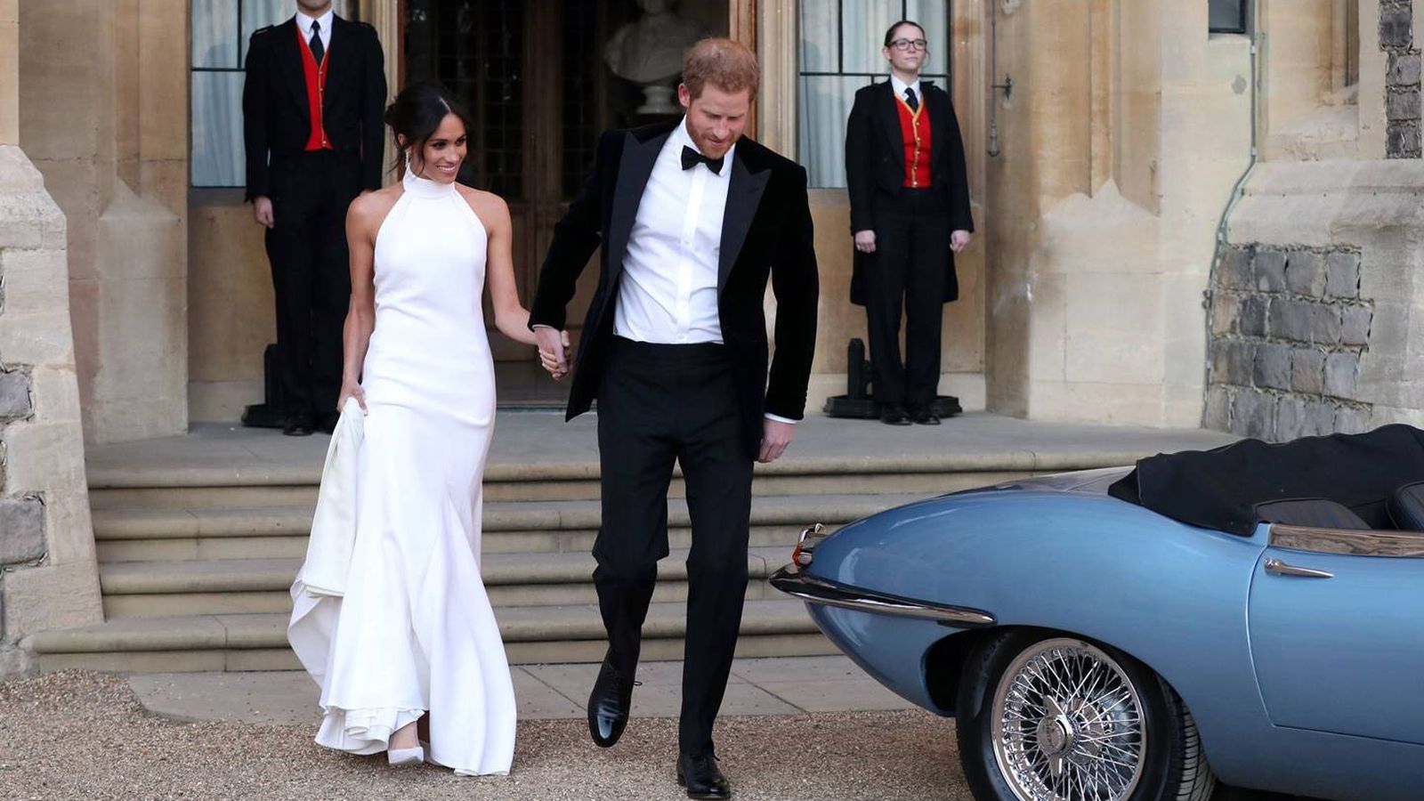 Harry y Meghan Markle luciendo el modelo diseñado por Stella McCartney el día de su boda.