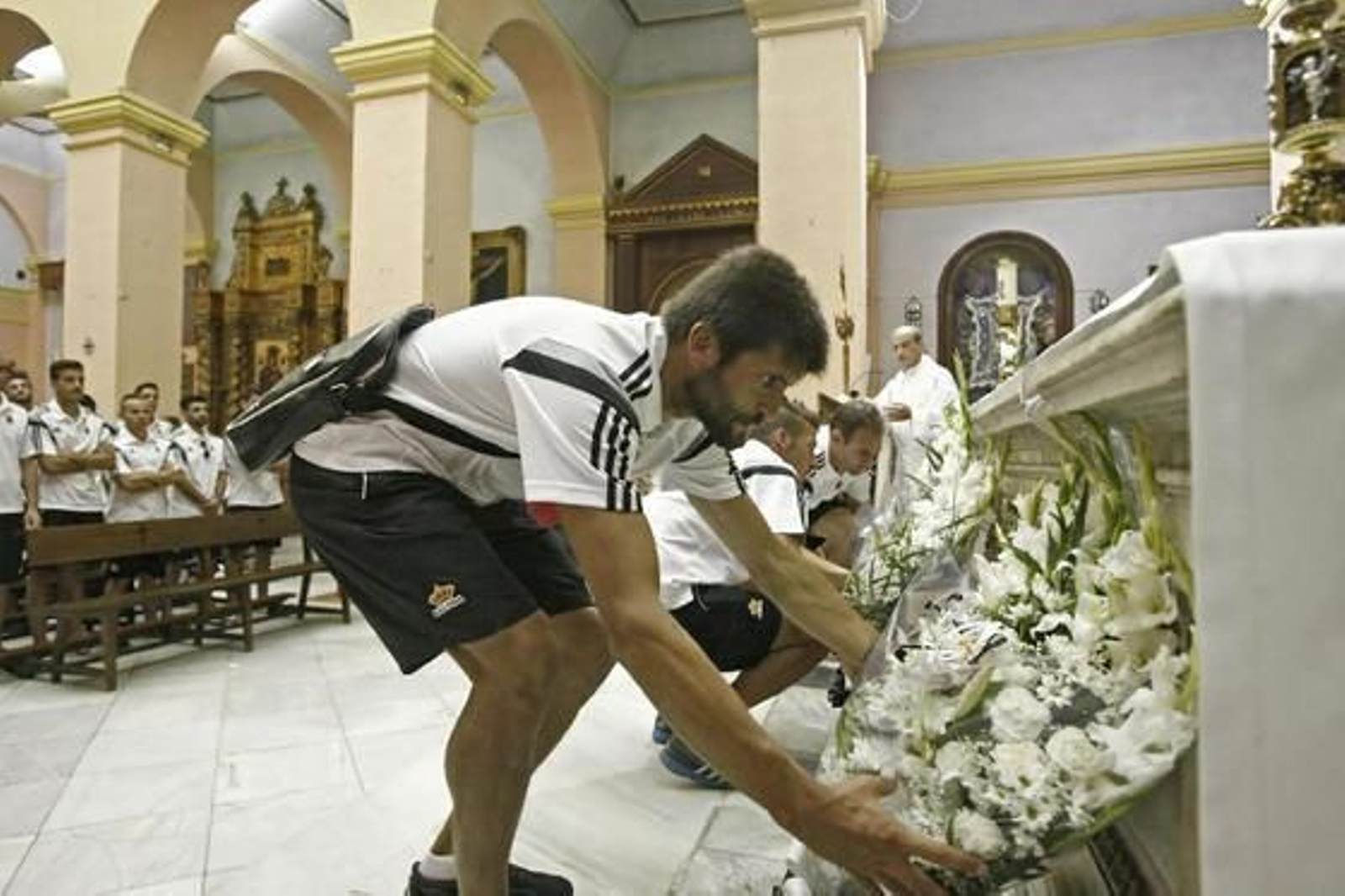 La plantilla realiza la tradicional ofrenda floral

Foto: Erasmo Fenoy