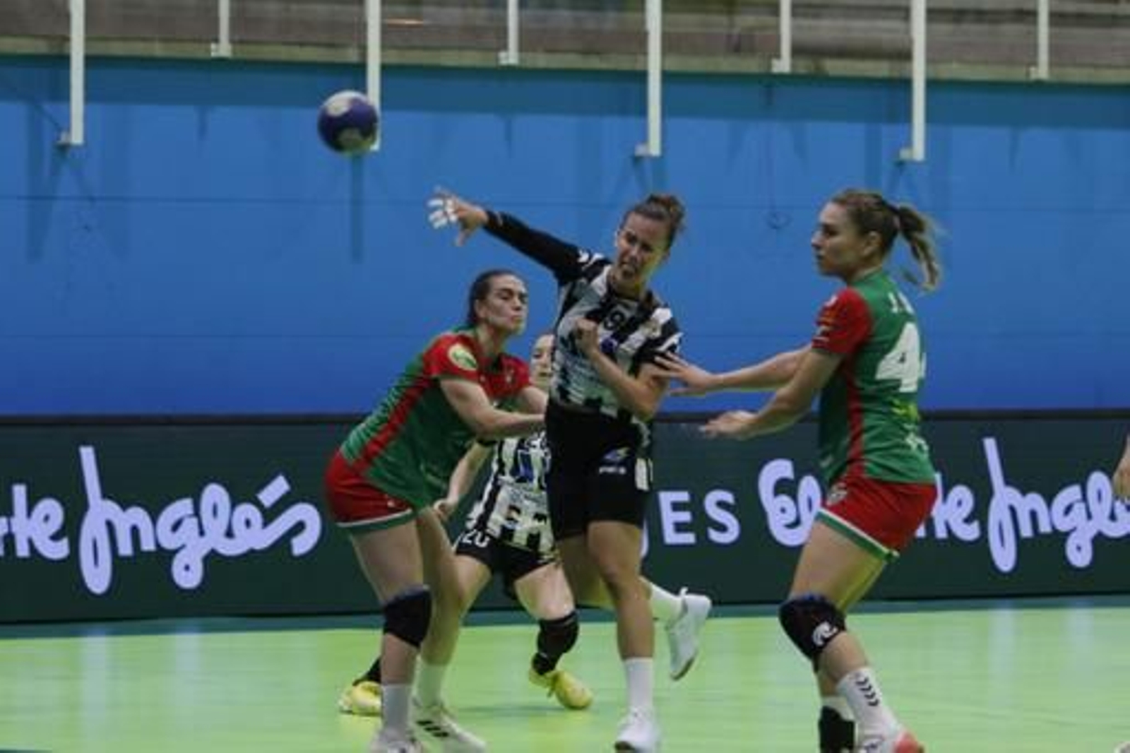 Silvia Arderius lanza a portería.