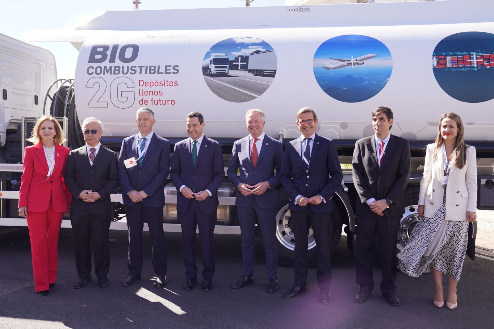 Moreno junto a las autoridades y representantes de las compañías ante un camión con el nuevo combustible.