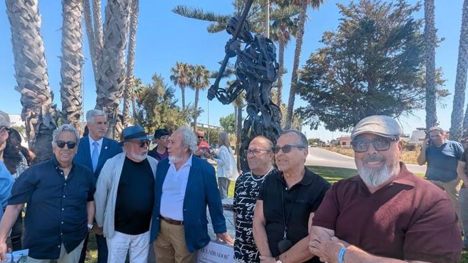Los hermanos Sánchez Quirós: Manuel 'Sanro', Juan, Miguel, Lorenzo, Chantré, Carlos y Benjamín, junto a la escultura 'El Labrador'.