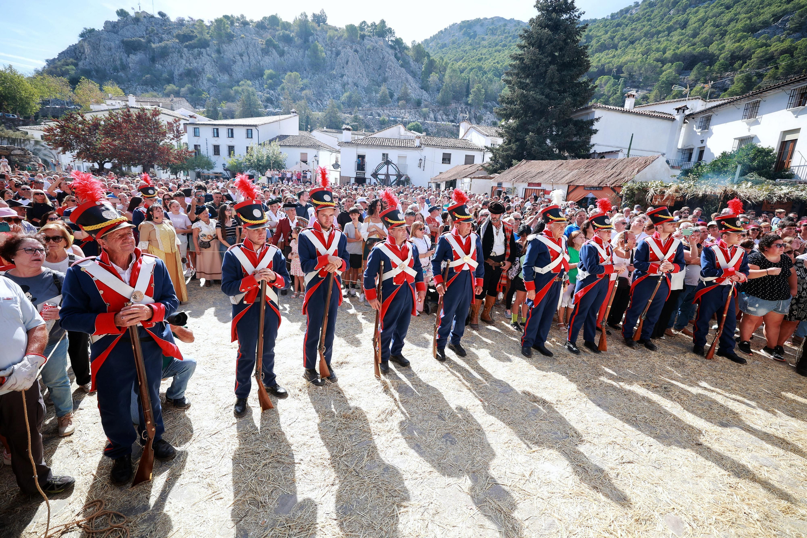 Los bandoleros triunfan Grazalema: las mejores imágenes de la popular recreación de la Sierra de Cádiz