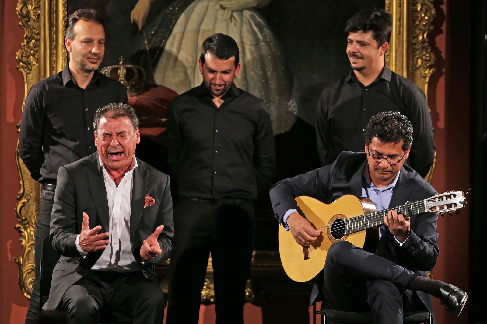 Luis Moneo se estremece en un momento de su recital en el Palacio de Villavicencio, con la guitarra de Juan Manuel Moneo.