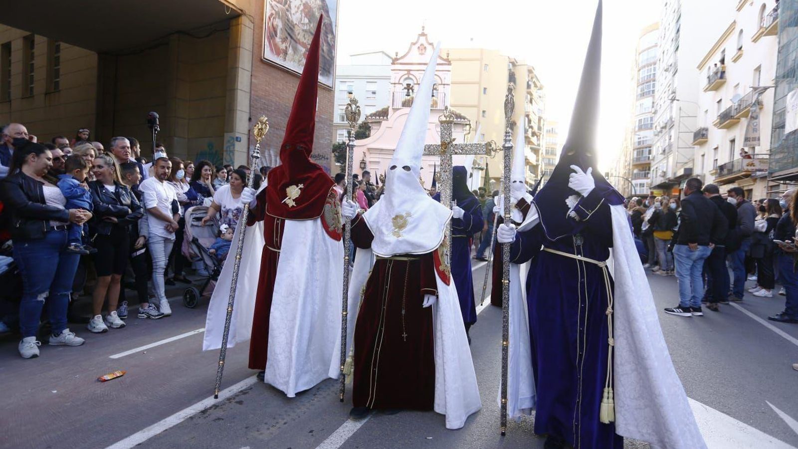 Empiezan a salir los primeros nazarenos del Santísimo Cristo de los Milagros, de Zamarrilla.