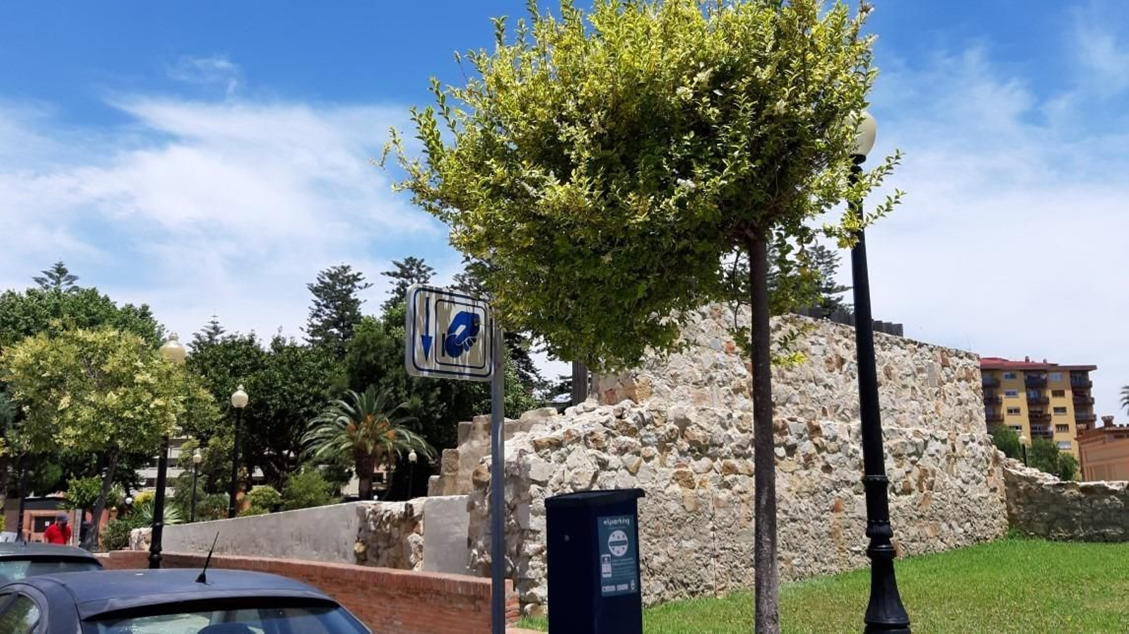 Un parquímetro, junto al Ayuntamiento de La Línea.