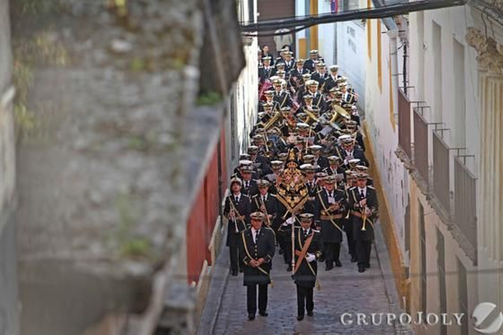 Desfile previo de la Agrupación Musical San Juan de Jerez, a la espera de la salida de Jesús Cautivo.

Foto: Vanesa Lobo