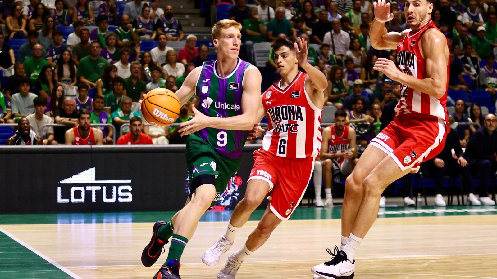 La fiesta previa del Unicaja: Subida de bandera, homenaje a Toñi García, nuevo videomarcador...