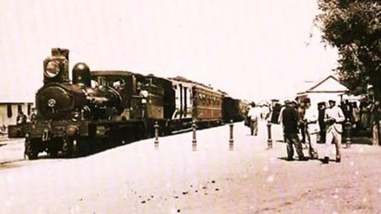 La línea férrea Algeciras- Bobadilla se inauguró en 1892. La construyó una compañía británica y se dice que sus estaciones son similares a un diseño utilizado en los ferrocarriles ingleses de la India.
