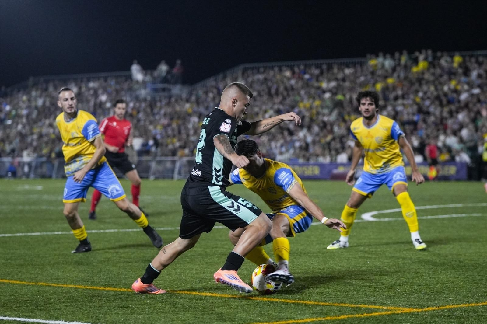 Pablo García, ante un rival.