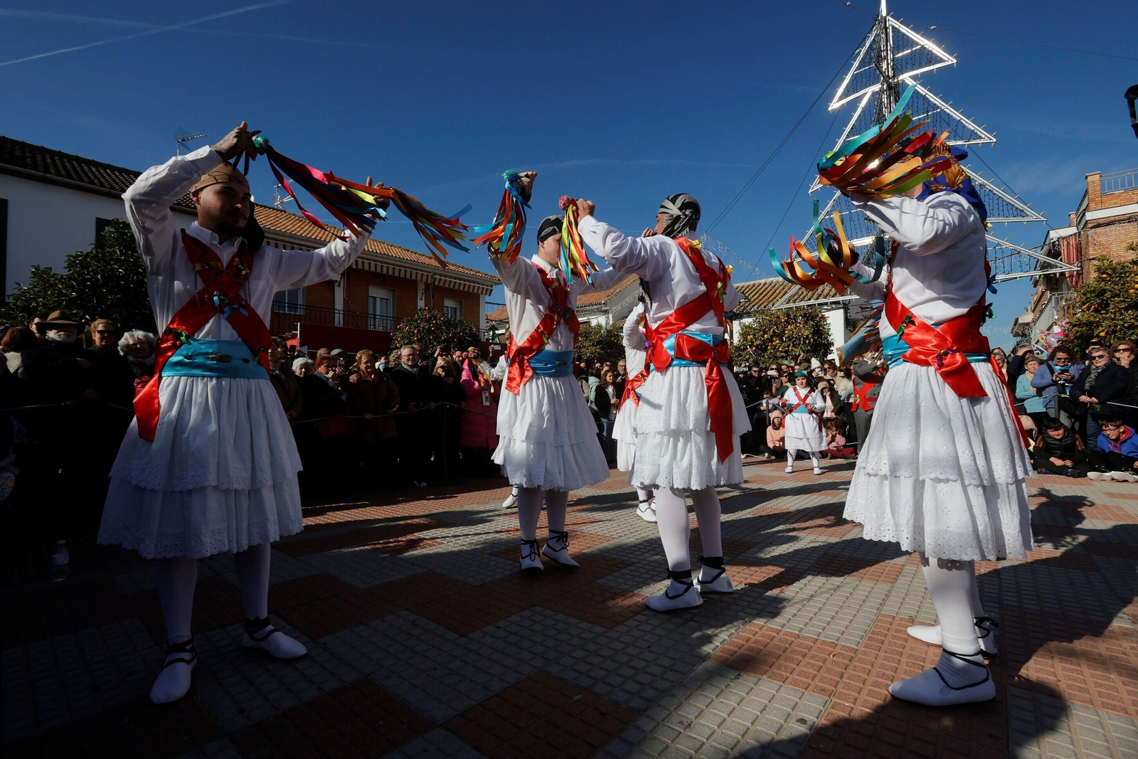 La Danza de los Locos y el Baile del Oso de Fuente Carreteros, en imágenes