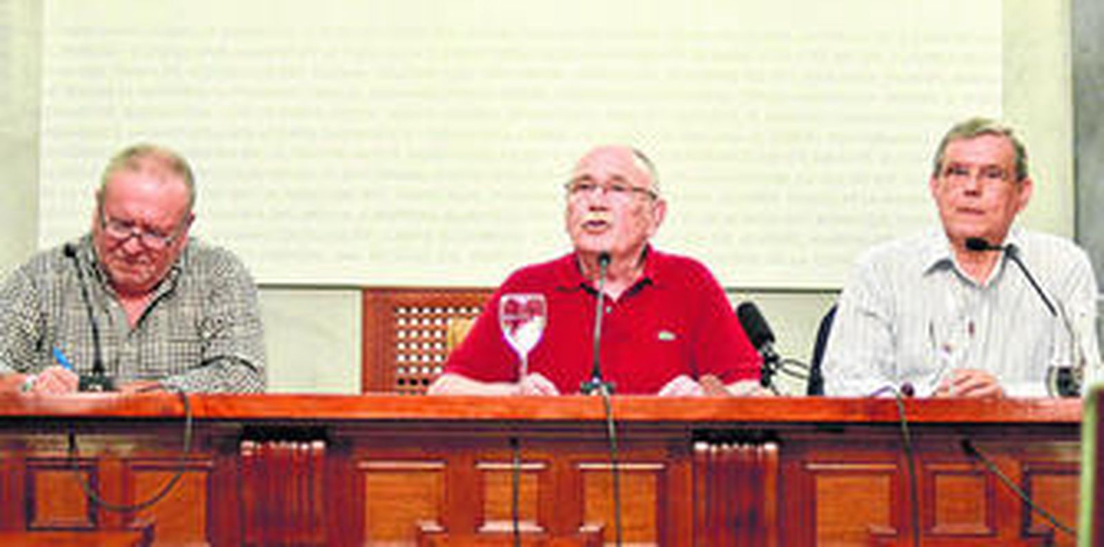 Fernando Soto, en la Casa de la Provincia, entre Juan Ramón Troncoso y Antonio Rodríguez Galindo.