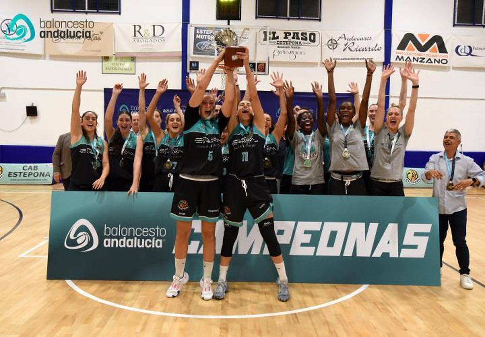 El CAB Estepona celebra el título.