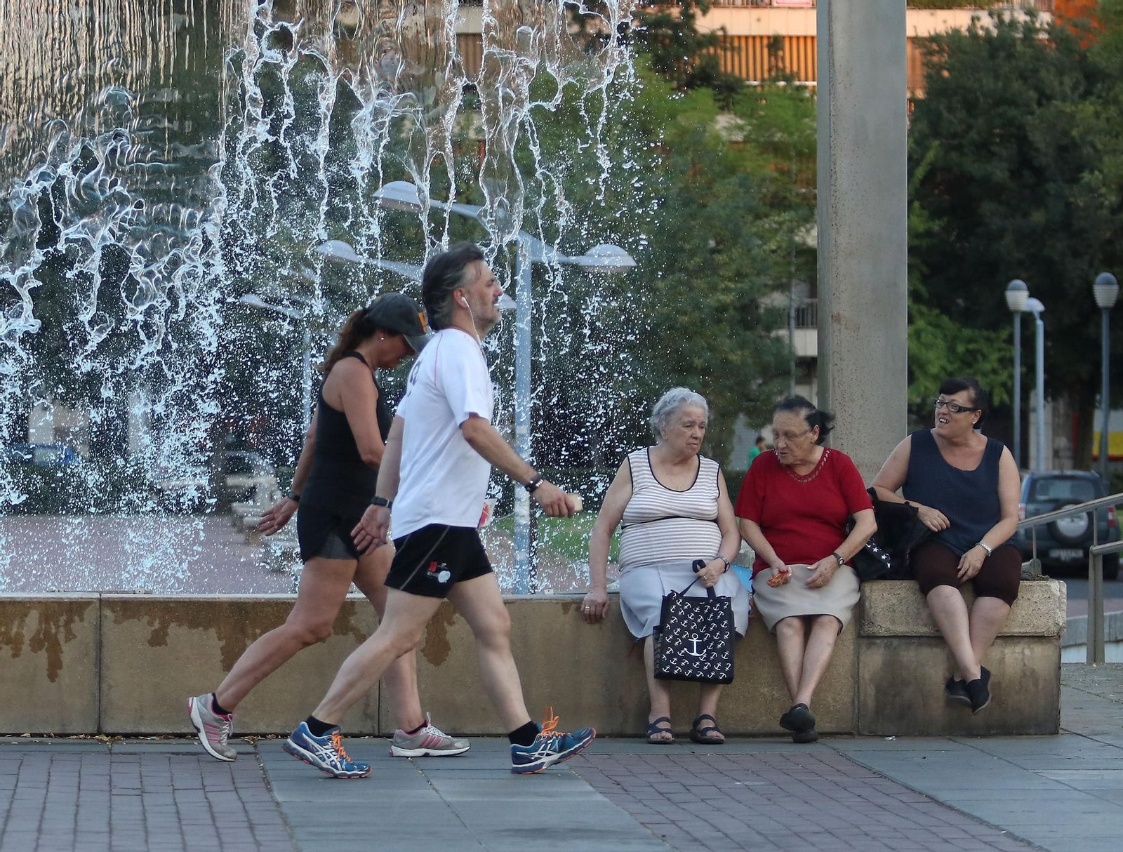 Una pareja pasea por el Vial Norte.