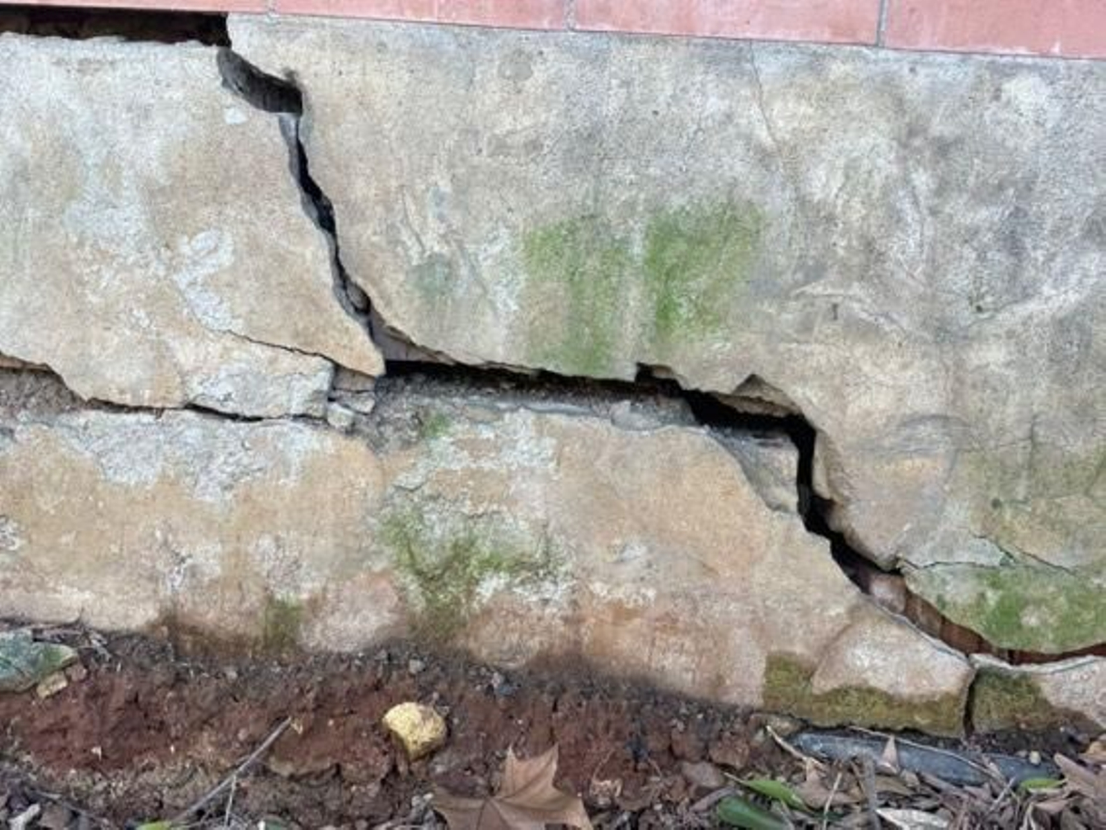 Las grietas del cerramiento de los Jardines del Prado en Diego de Riaño