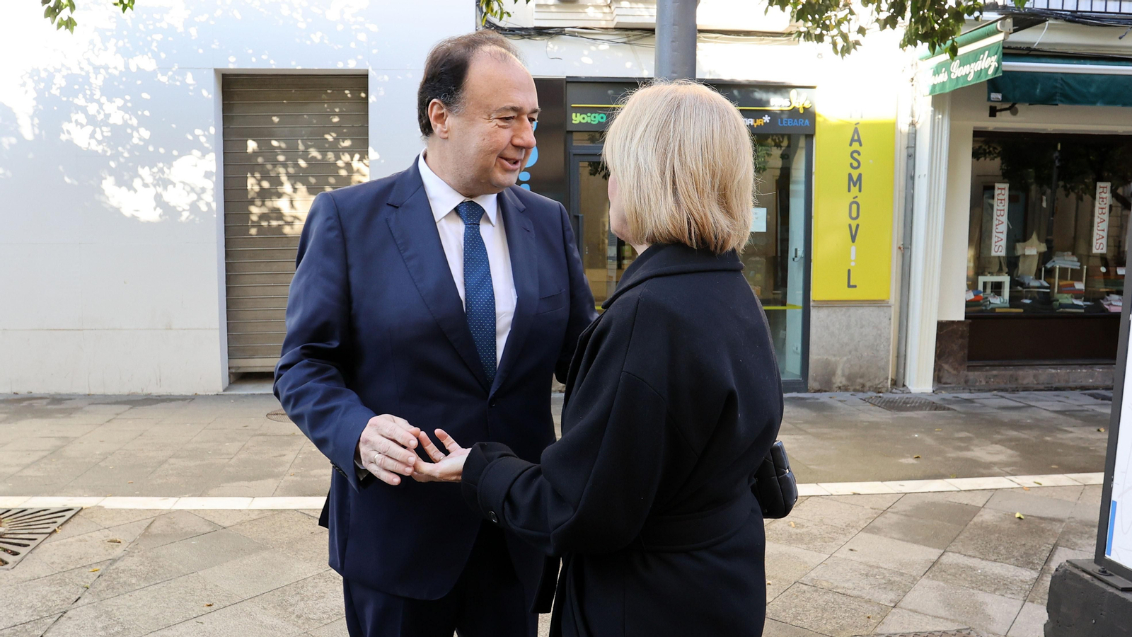 Exposición de carteles de las películas de Lola Flores por la calle Larga de Jerez