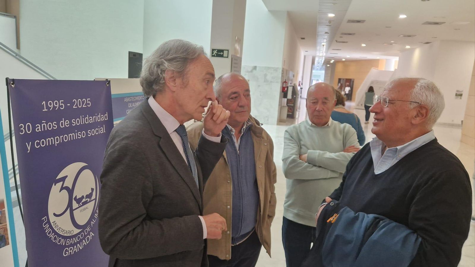 La apertura de la exposición ha contado con la presencia del delegado de Salud, Indalecio Sánchez, el director del hospital, Manuel Reyes, y representantes del área de Hostelería y Cocina del centro