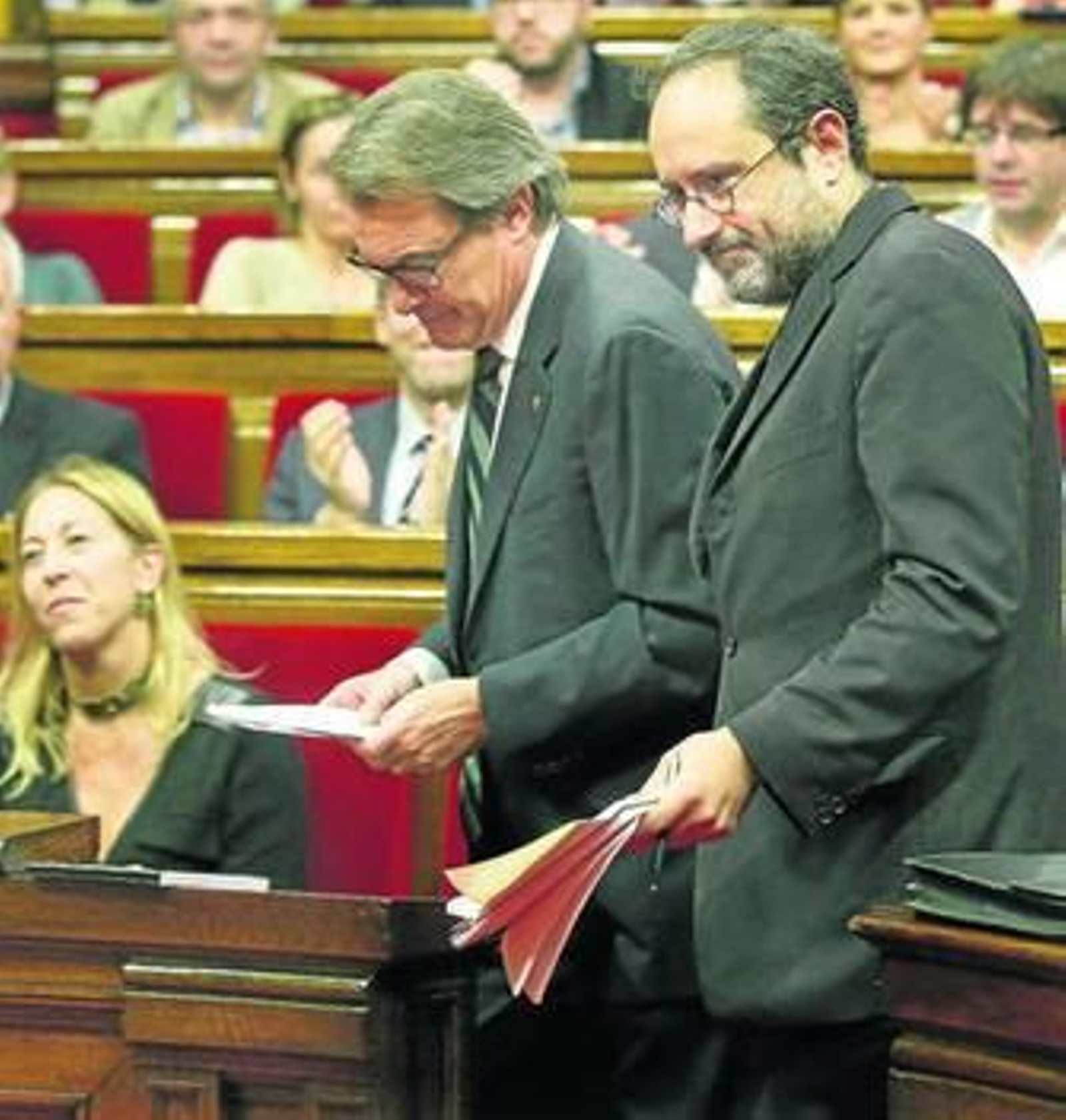 Artur Mas y el presidente de la CUP, Antonio Baños, en el Parlamento catalán el pasado 10 de noviembre.