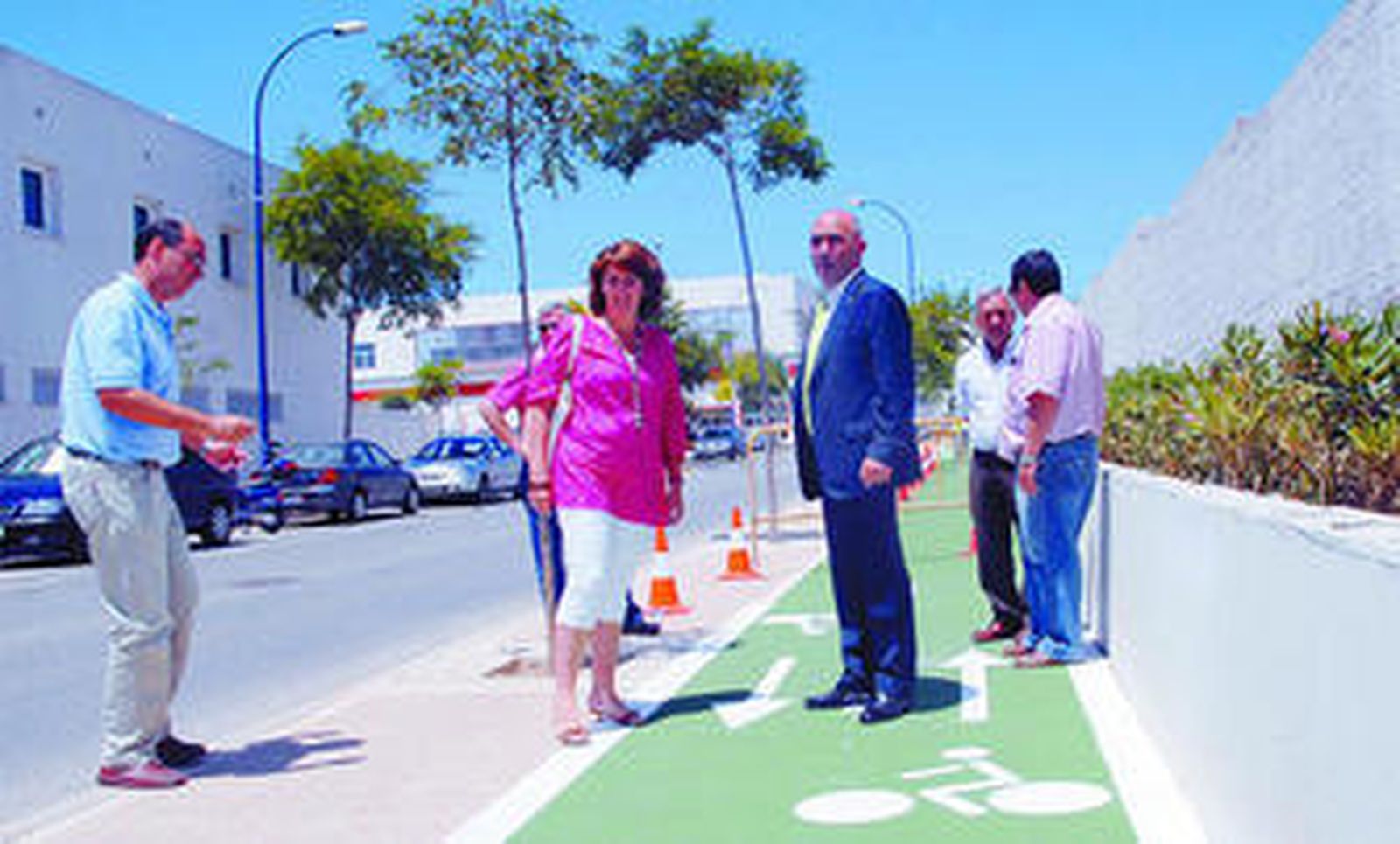 De Bernardo y Álvarez en el nuevo carril bici de la calle Artesano José María Silva.