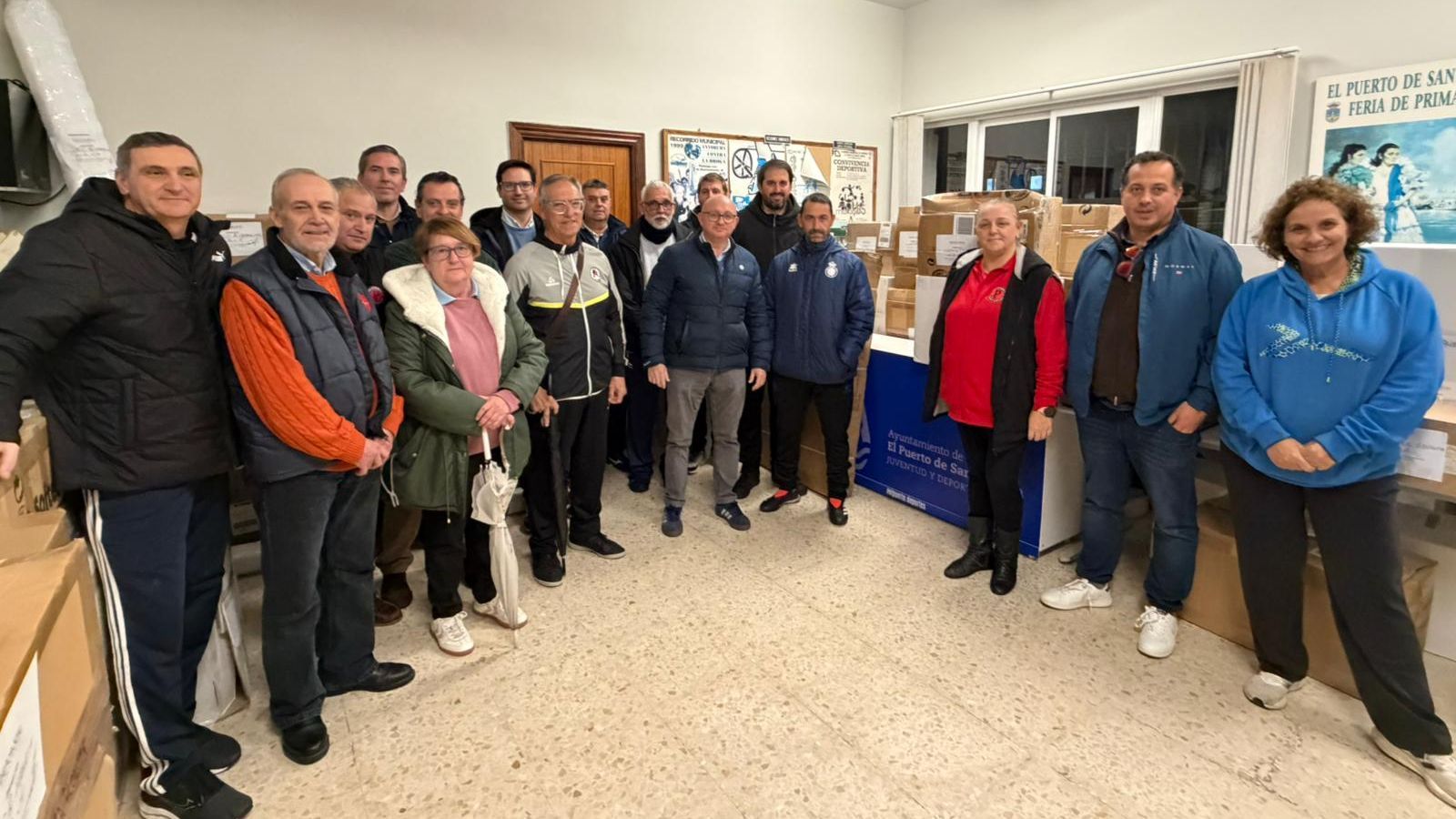 Una imagen de la entrega de material deportivo a entidades y clubes.