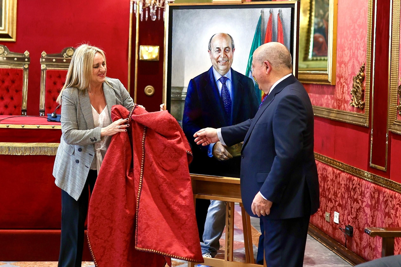 El retrato de Torres Hurtado ya luce en el Ayuntamiento de Granada: todas las imágenes