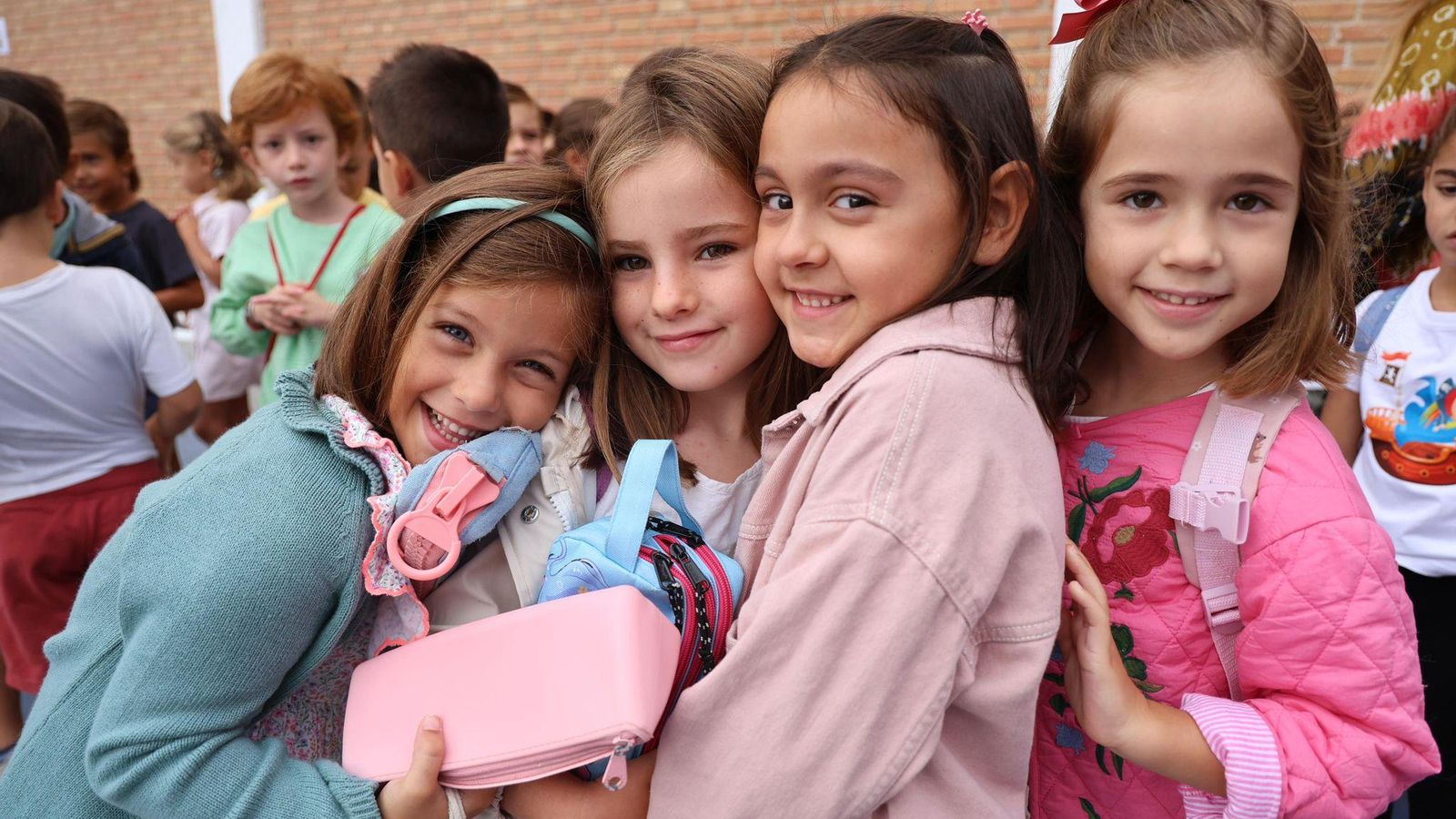 Mati, de seis años, y sus amigas de Primero de Primaria en su primer día de cole en Maristas Huelva.