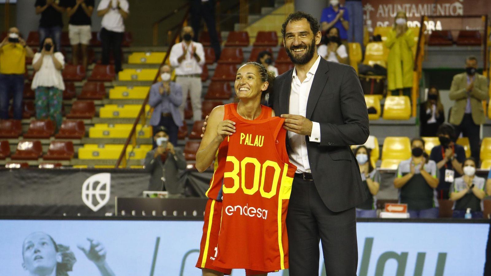 Laia Palau posa junto a Jorge Garbajosa durante su homenaje.