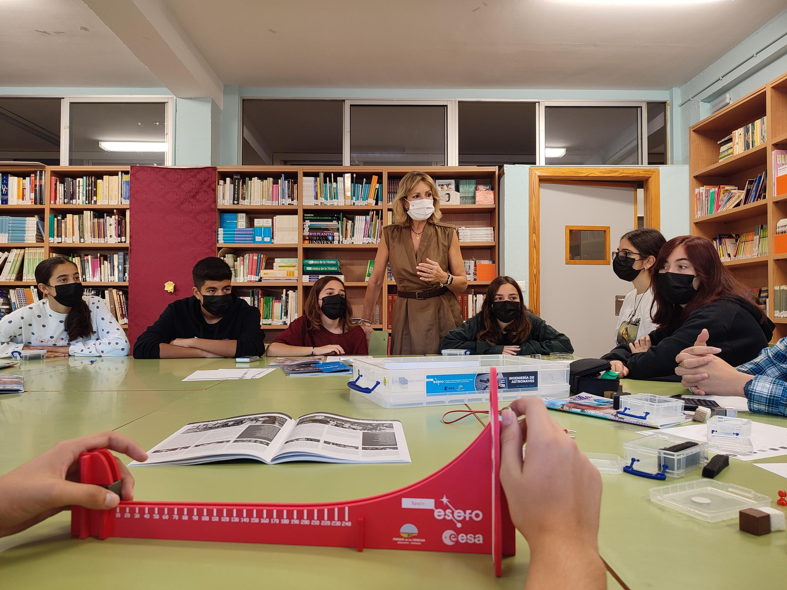 Troncoso, en el centro, en el instituto Grupo Cántico.