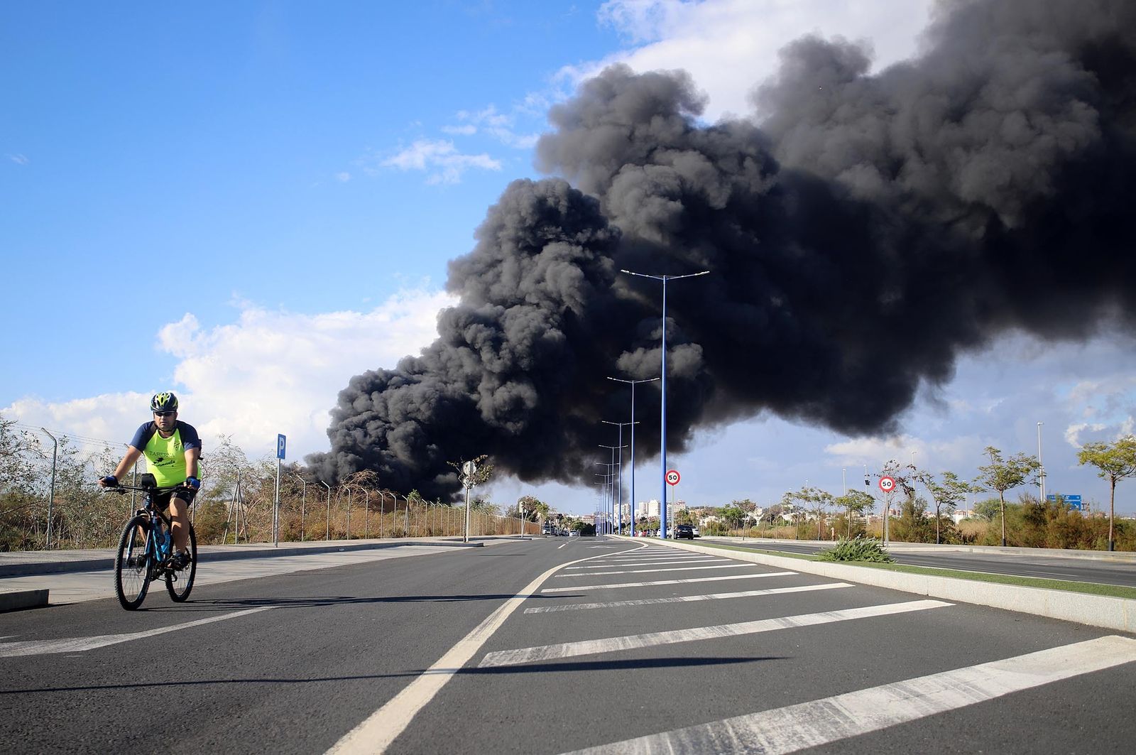 Imágenes del incendio en las instalaciones de Hierros España