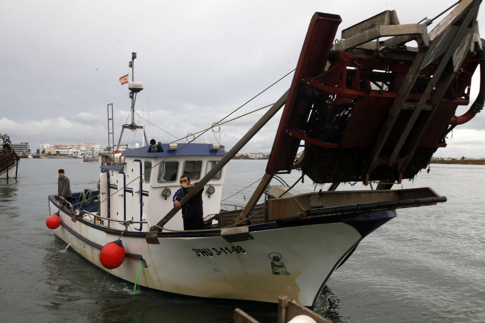 Una embarcación con draga hidráulica para la captura de chirla.