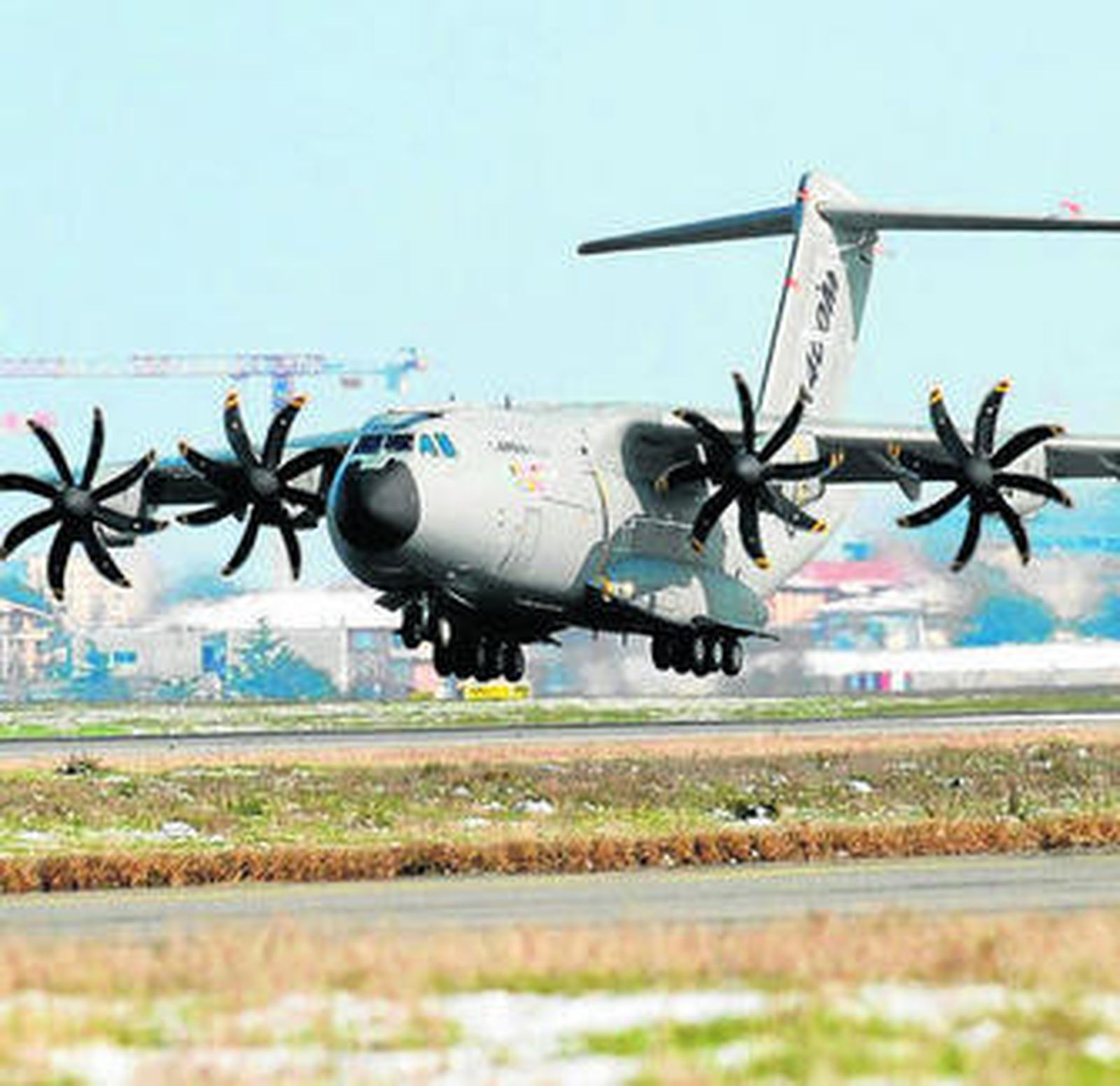 Imagen del avión militar A400M durante un vuelo experimental.