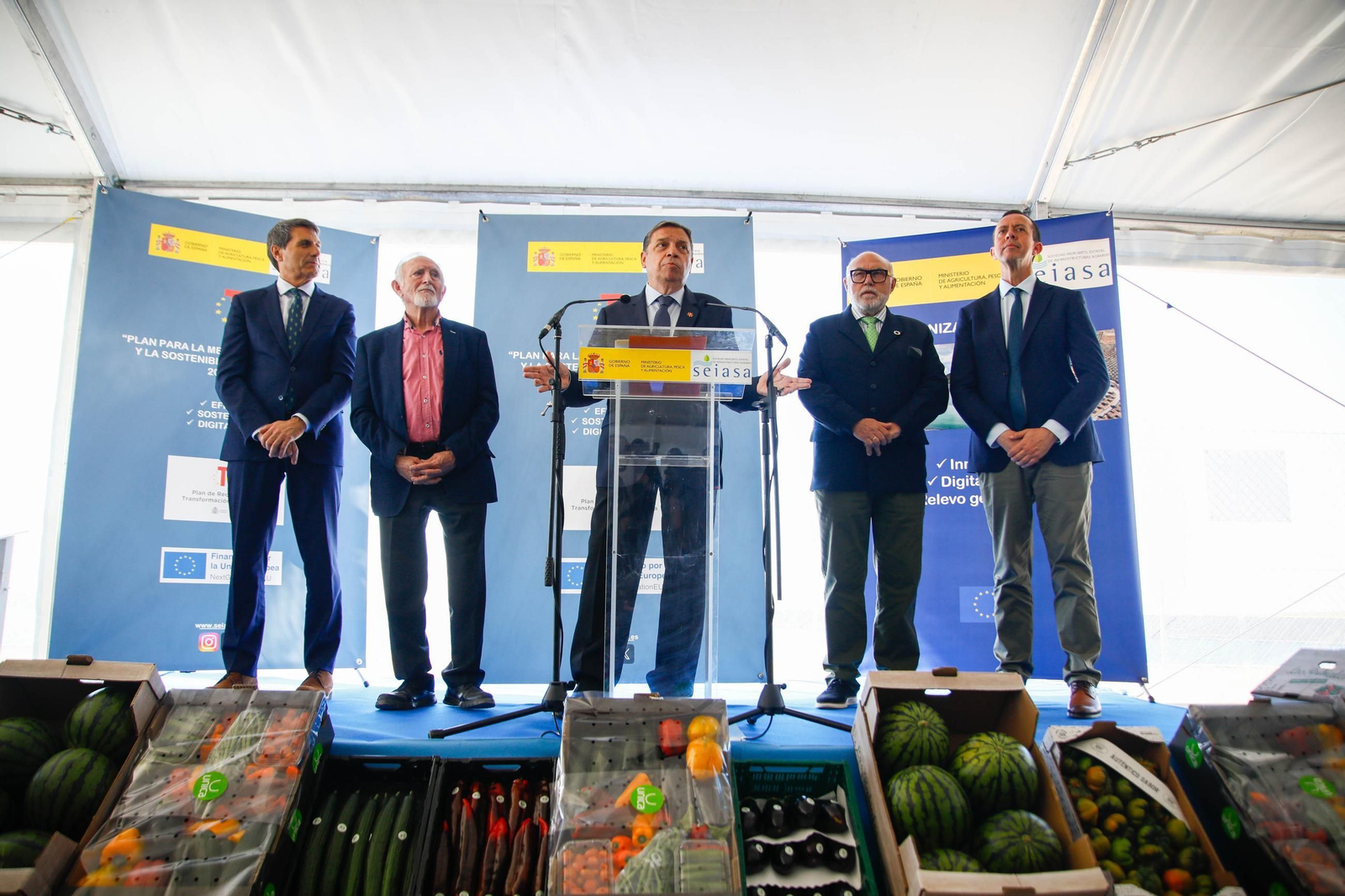 El ministro de Agricultura, Pesca y Alimentación, Luis Planas visita una de las balsas de la CUNC, en imágenes