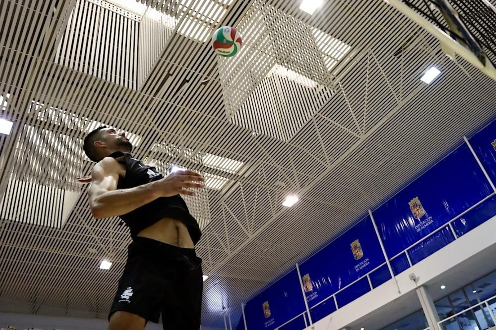 El jugador del conjunto ahorrador en plena ejecución de un remate durante una sesión de entrenamiento en el Moisés Ruiz.