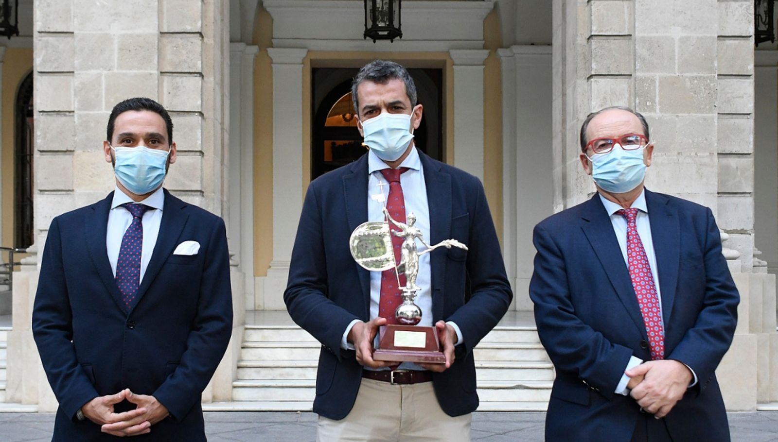 José María del Nido Carrasco, el periodista Roberto Arrocha y José Castro, ante el Ayuntamiento.