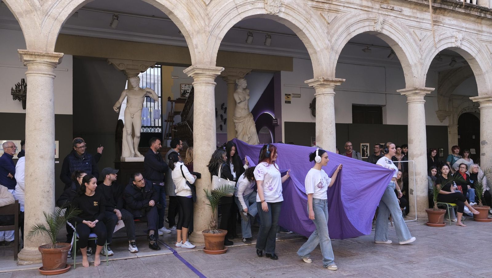 ¿Eres + machista o + racista?, exposición en la Escuela de Artes de Almería, en imágenes