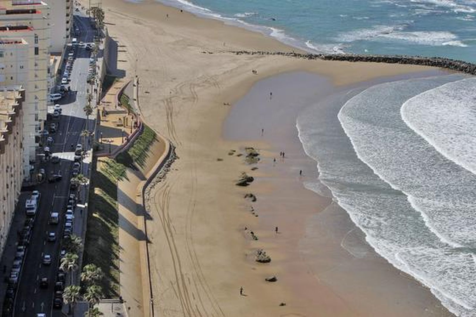 Una visita a lo alto del Pirulí ofrece una singular vista Cádiz. 

Foto: Jose Braza