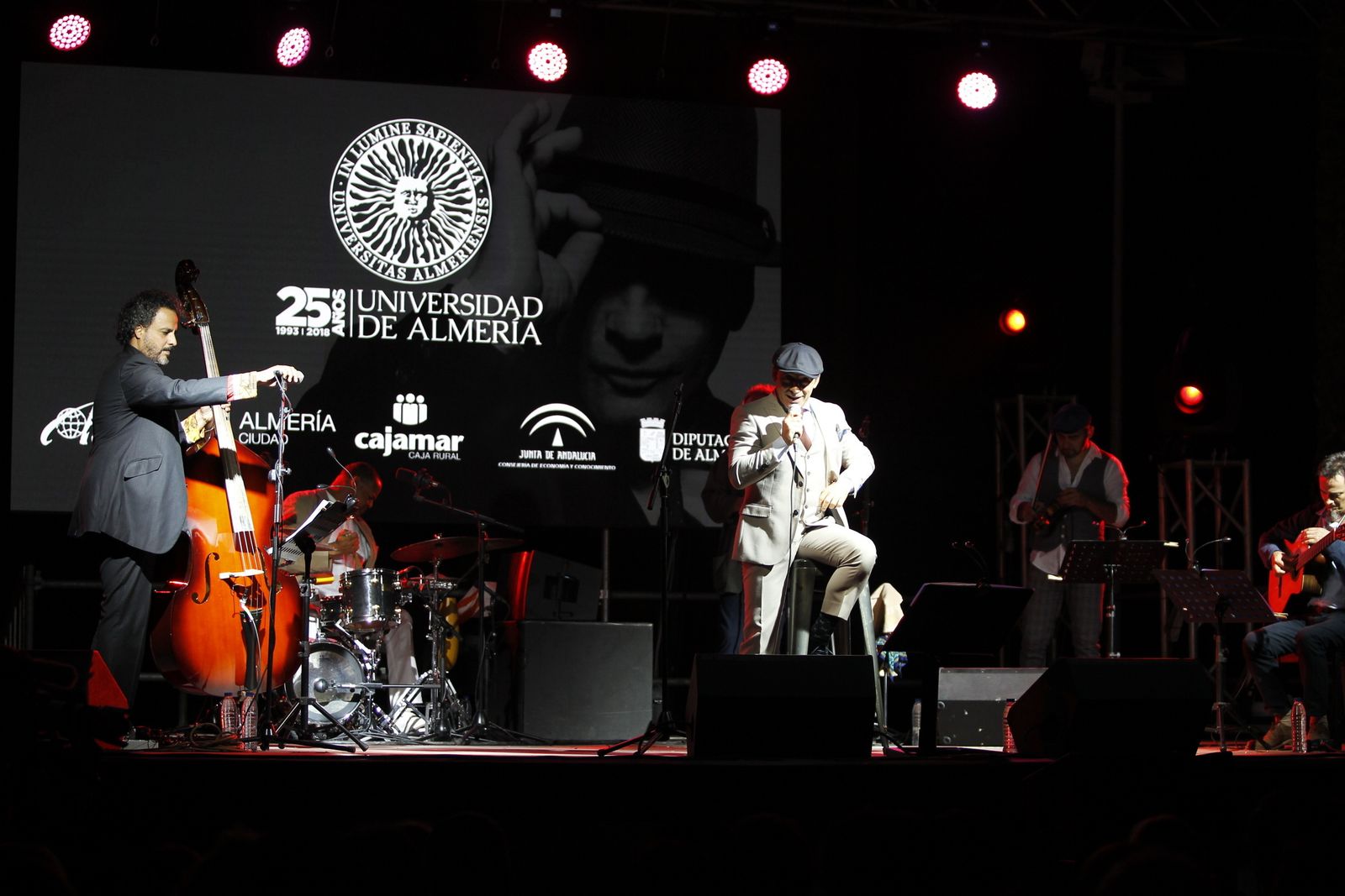 Toni Zenet volvió a demostrar que es uno de los artistas que emociona con su voz al público.