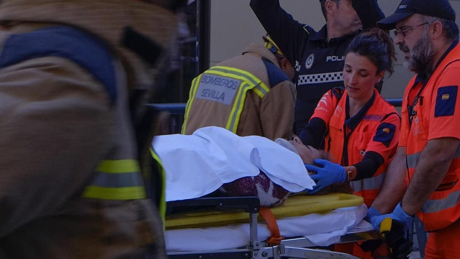 Imágenes del accidente de un microbús de Tussam en la Campana