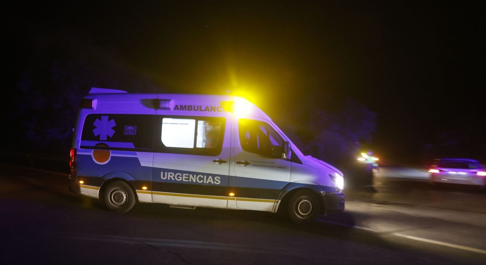 Una ambulancia llegando a la zona del siniestro de Adamuz el pasado domingo