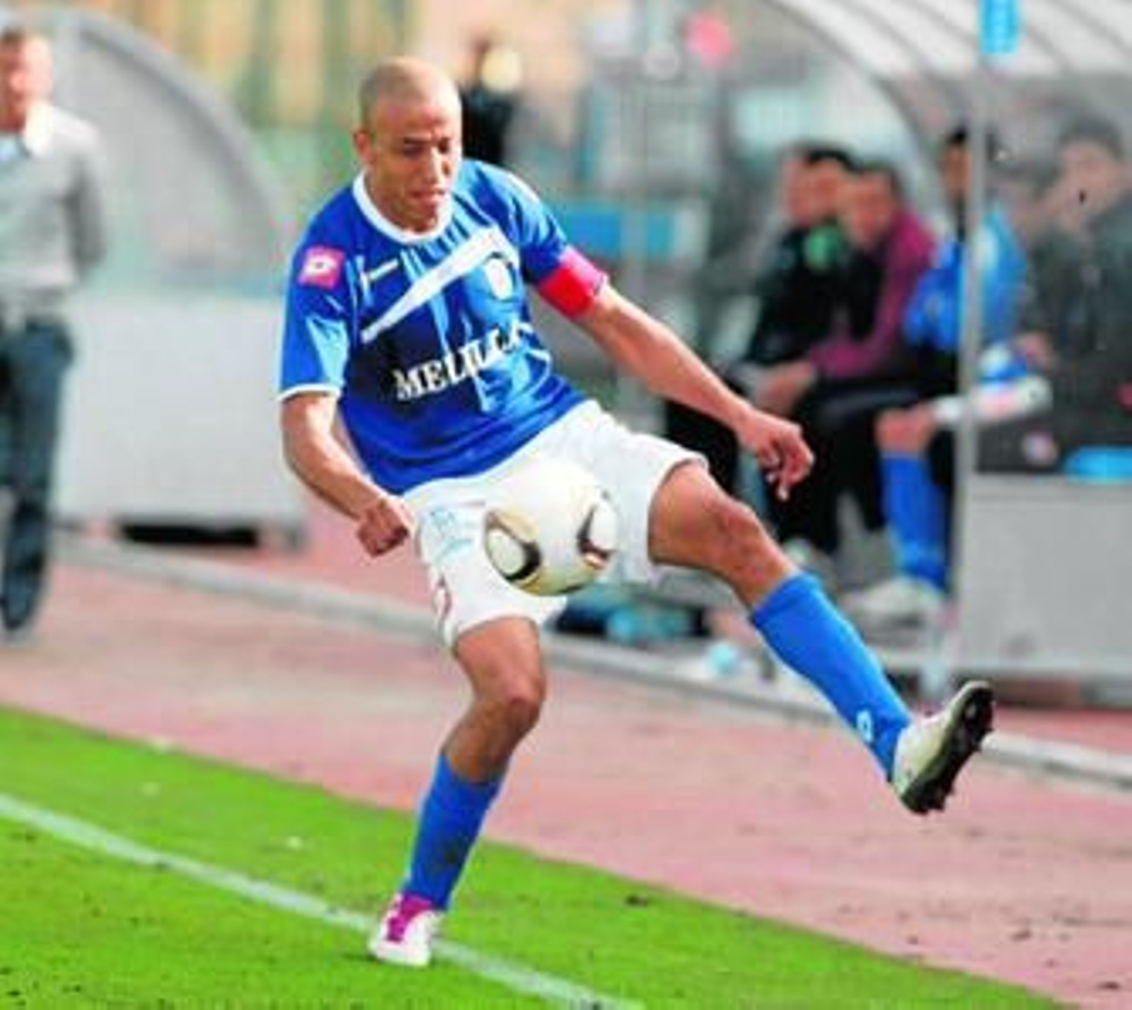 Chota trata de controlar el esférico pegado a la línea de banda.