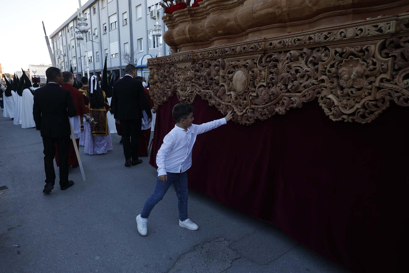 Fotos del Viernes Santo en La Línea: Cristo del Mar, Soledad y Santo Entierro, Cristo del Amor y Amargura