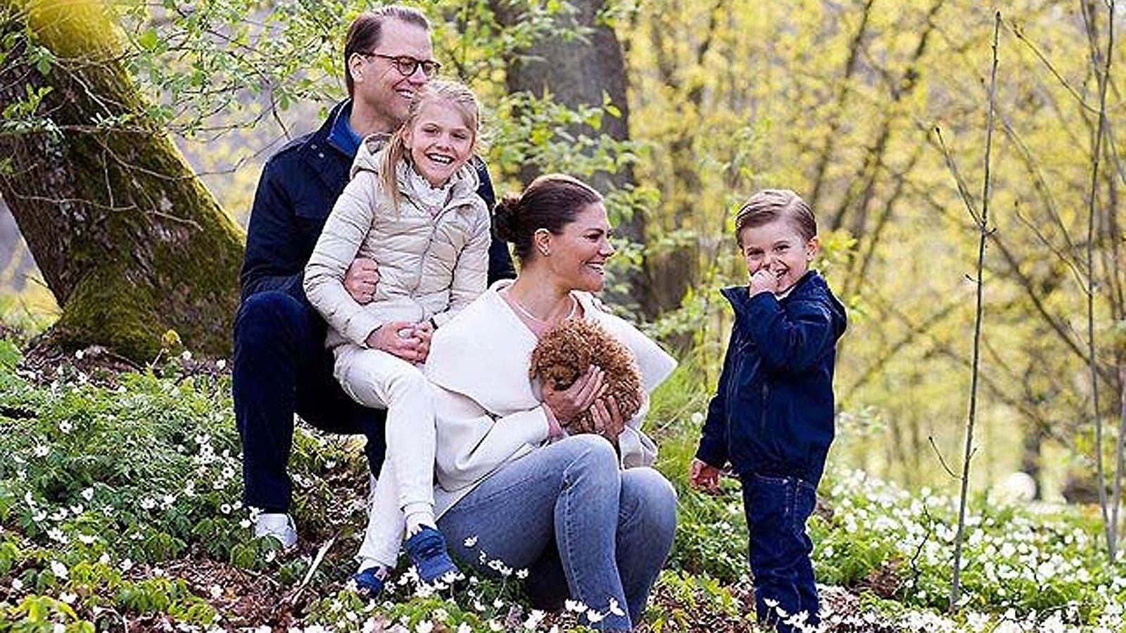 Victoria y Daniel de Suecia, con sus hijos Estela y Oscar.