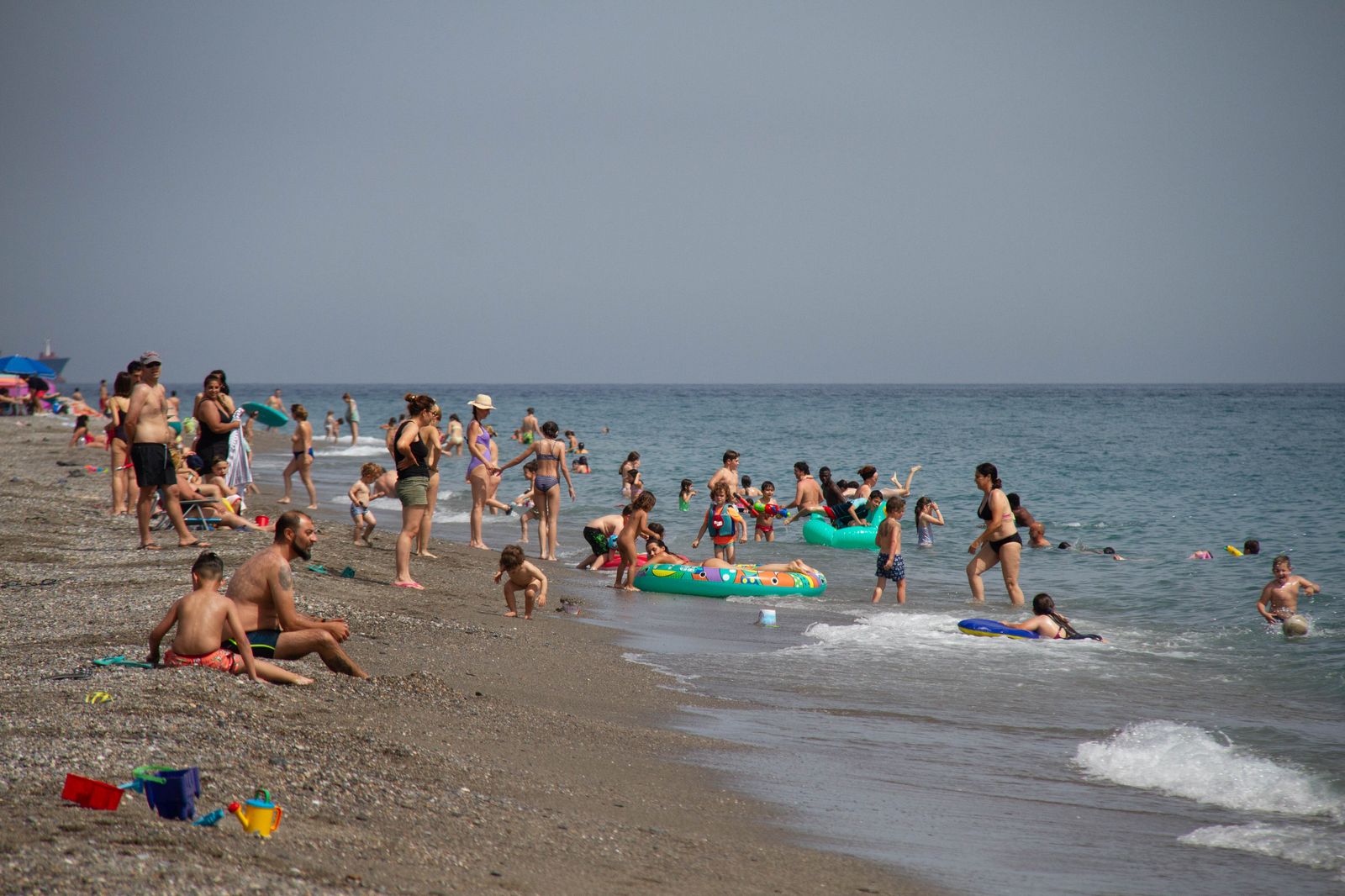 Gente disfrutando del buen clima que se está viviendo en la playa de Motril