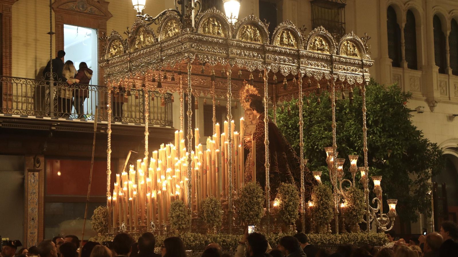 La Madrugá por la Carrera Oficial en la Semana Santa de Sevilla 2025
