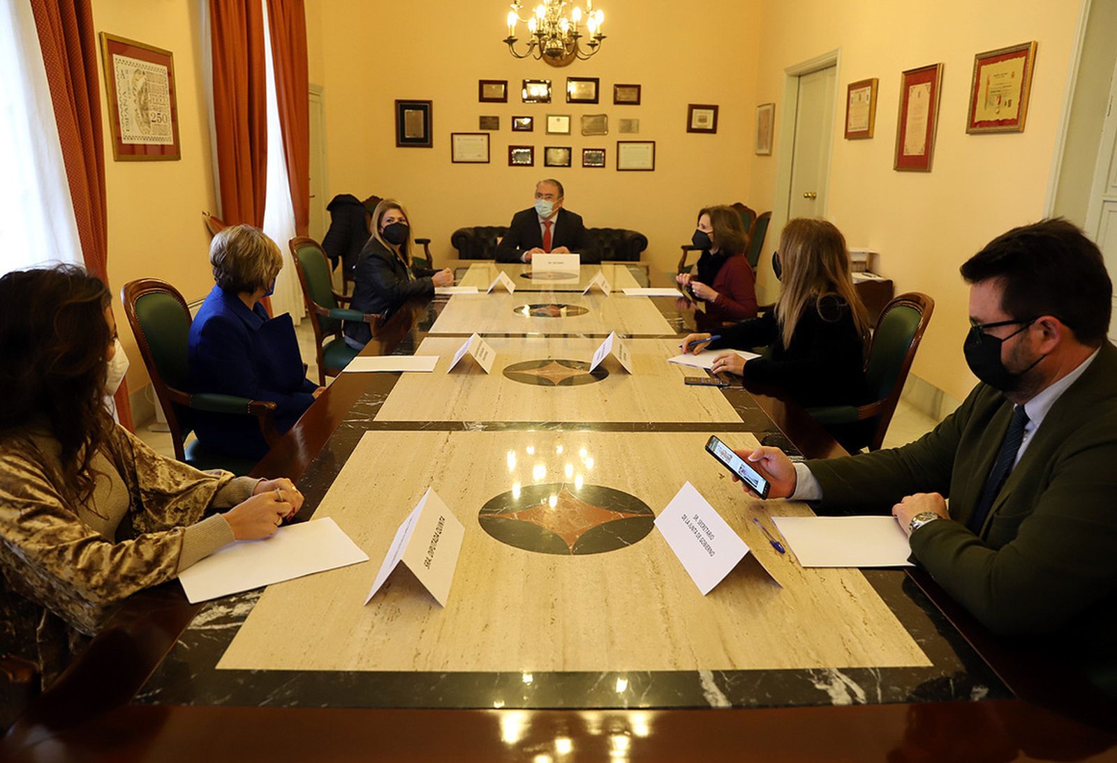 Imagen de la reunión mantenida por los representantes municipales y los del Colegio de Abogados.
