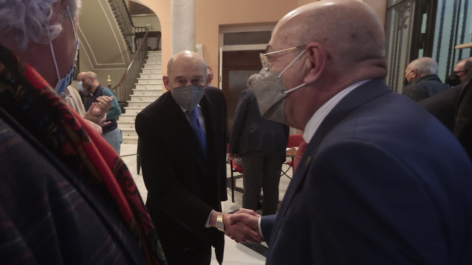Los candidatos Emilio Boja y Ángel Moliní se saludan antes de la asamblea.