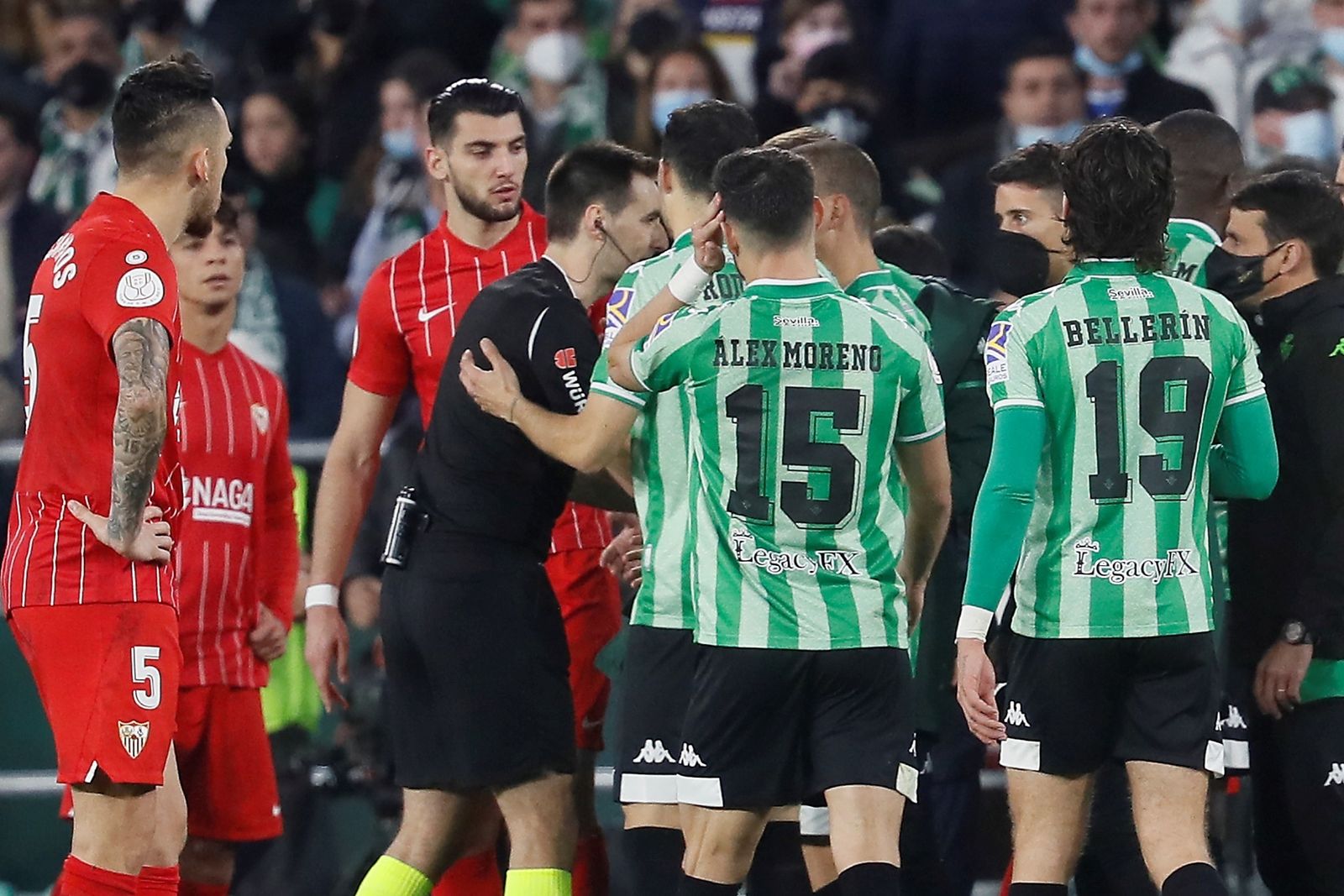 De Burgos Bengoetxea dialoga con jugadores de ambos equipos en el último derbi.